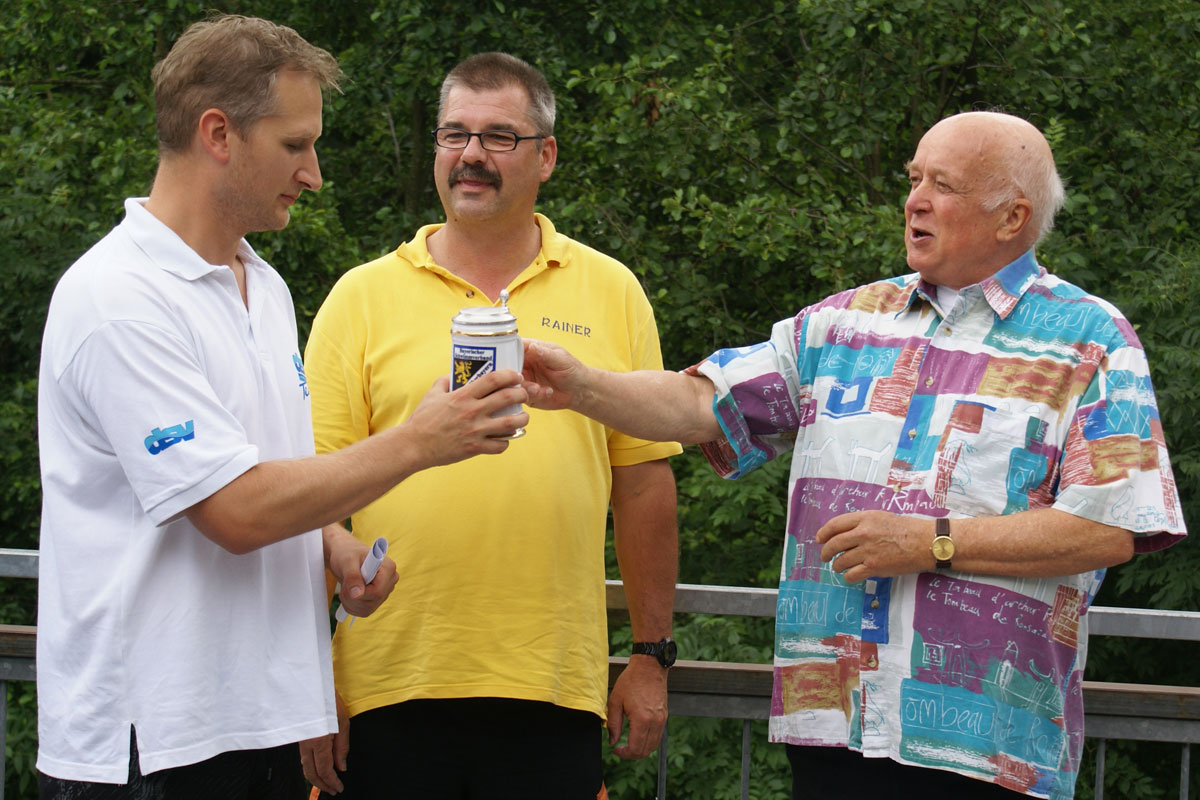 Peter Demmelmayr, Vorstand Rainer Rupprecht und Dietmar Neufang bei der Übergabe des Ehrenkruges